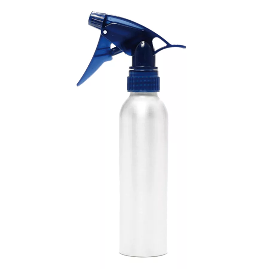 Aluminium Sprühflasche mit blauem Sprühkopf Silberne Aluminiumflasche mit blauem Sprühkopf auf weißem Hintergrund