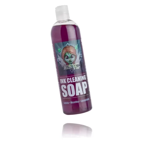 Sapone detergente viola in bottiglia trasparente con etichetta su sfondo bianco