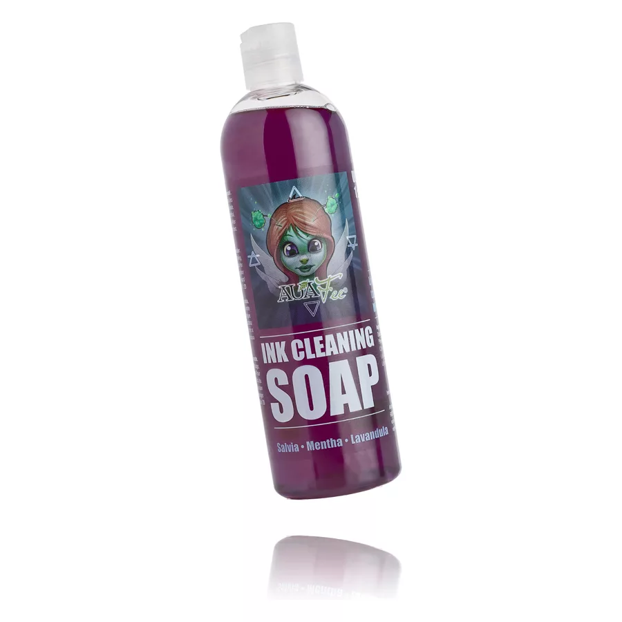 Sapone detergente viola in bottiglia trasparente con etichetta su sfondo bianco