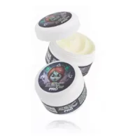 Vasetto bianco di Auafee Pro Tattoo Butter con coperchio aperto e chiuso su sfondo bianco