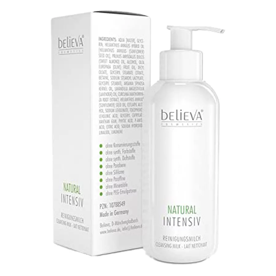 Believa Latte Detergente 250 ml con dosatore Flacone bianco di Believa Latte Detergente con logo verde e dosatore davanti alla confezione