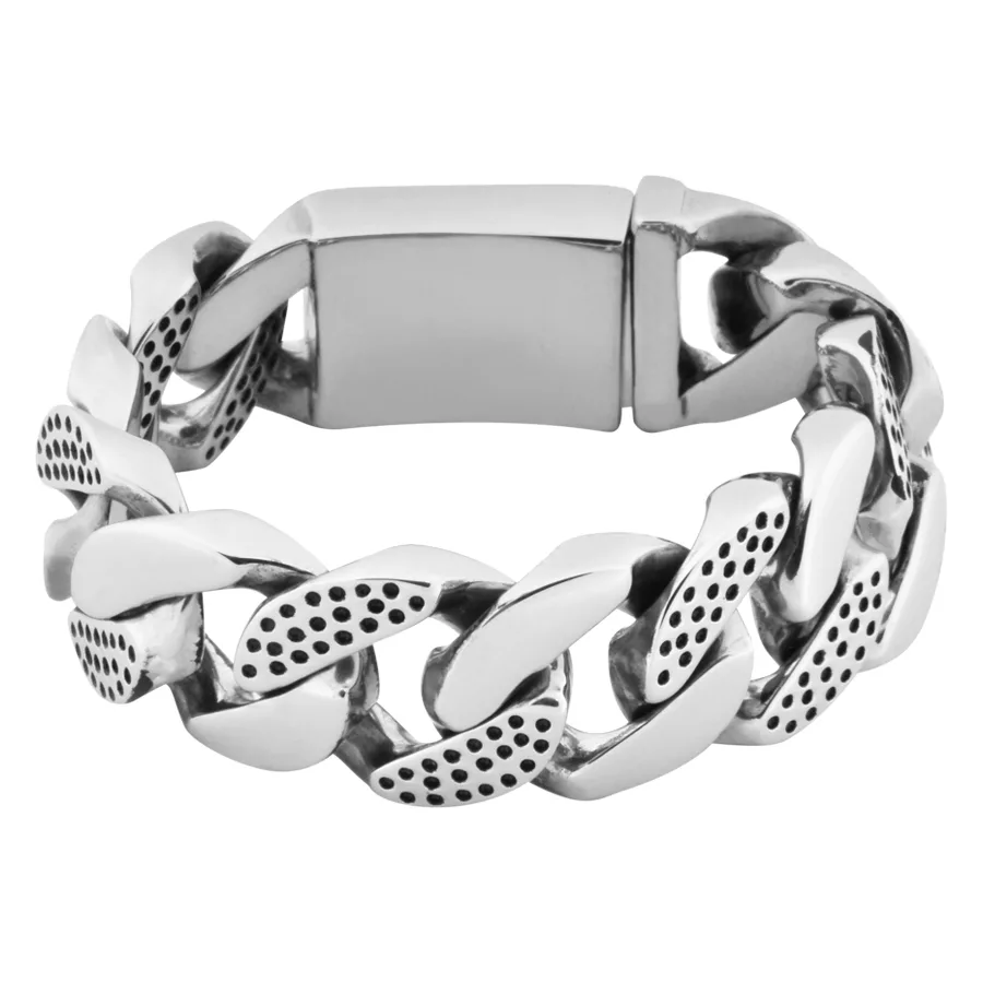 Bracciale lucido in acciaio chirurgico su sfondo bianco