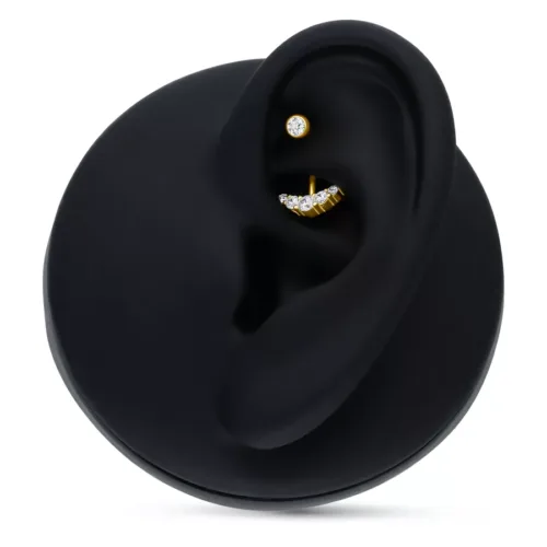 Microbananabell dorato con cristalli chiari su display nero per orecchio