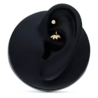 18K Gold Cristallo Lily Microbananabell Microbananabell dorato con pietre cristalline in un display nero per orecchio