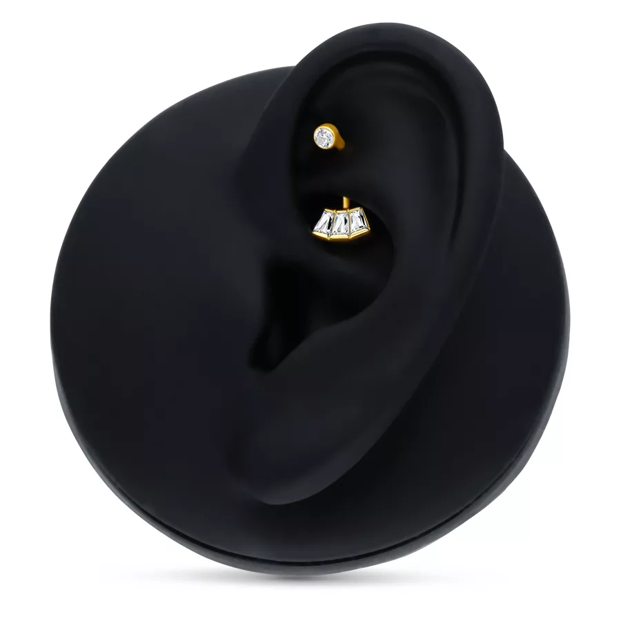 18K Gold Baguette Crystal Piercing Microbananabell dorato con taglio baguette cristallino nel modello di orecchio nero