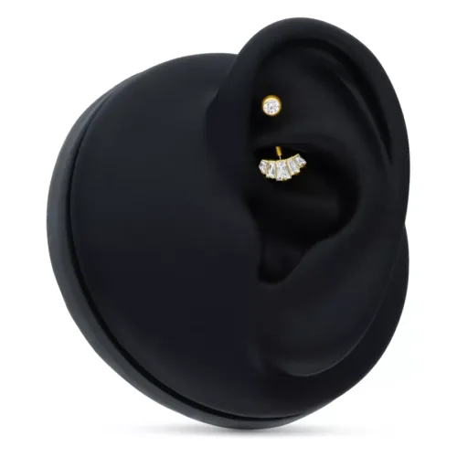 Microbananabell dorato con cristalli chiari su display nero per orecchio