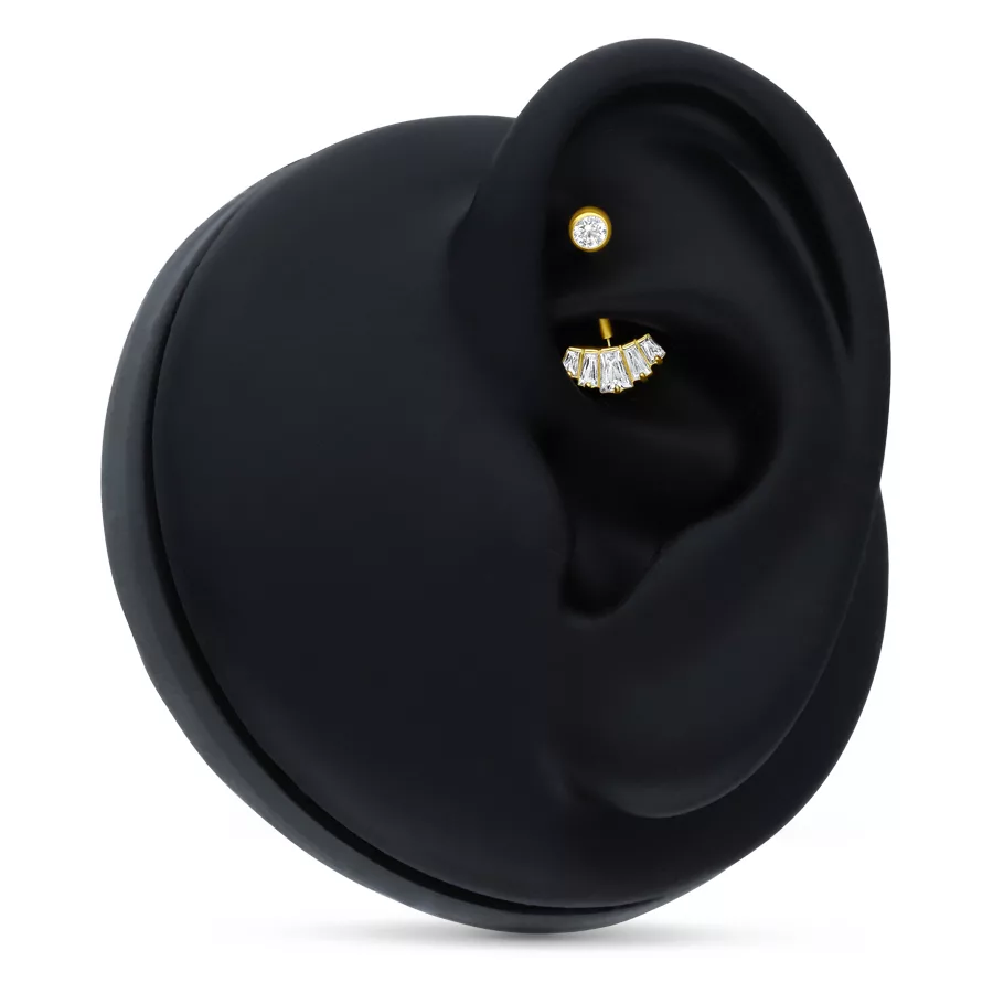 Microbananabell in oro 18K con cristalli Microbananabell dorato con cristalli chiari su display nero per orecchio