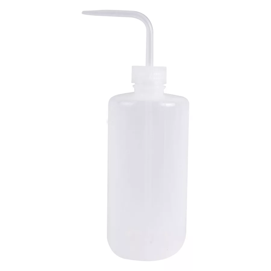 Bottiglia trasparente da 500 ml per accessori tattoo Bottiglia trasparente da 500 ml con beccuccio curvo su sfondo bianco