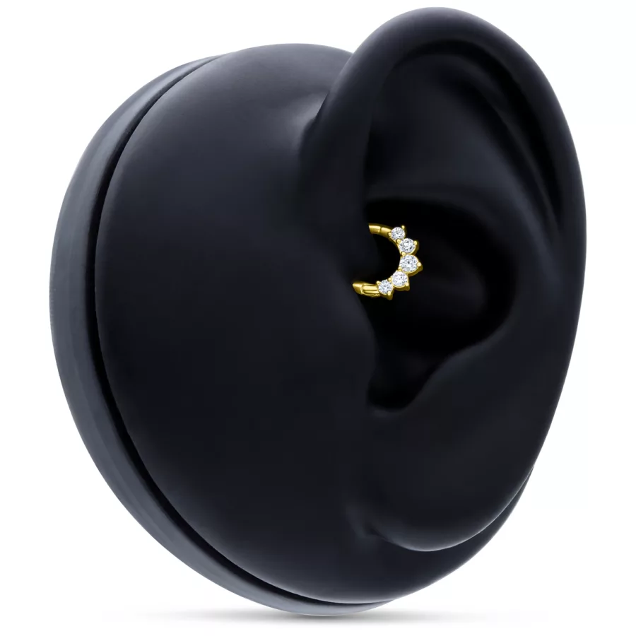 Anello piercing in oro 18K con cristalli chiari su modello di orecchio nero