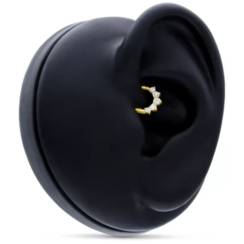 Anello piercing in oro 18K con cristalli chiari su modello di orecchio nero
