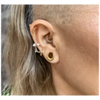 Orecchio con attacco in oro 14K e cristalli chiari, indossato