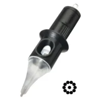 Testina nera Cheyenne Liner con protezione trasparente e disposizione di 11 aghi su sfondo bianco