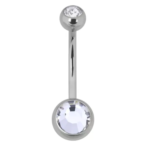 Piercing all'ombelico in argento con due cristalli chiari su sfondo bianco