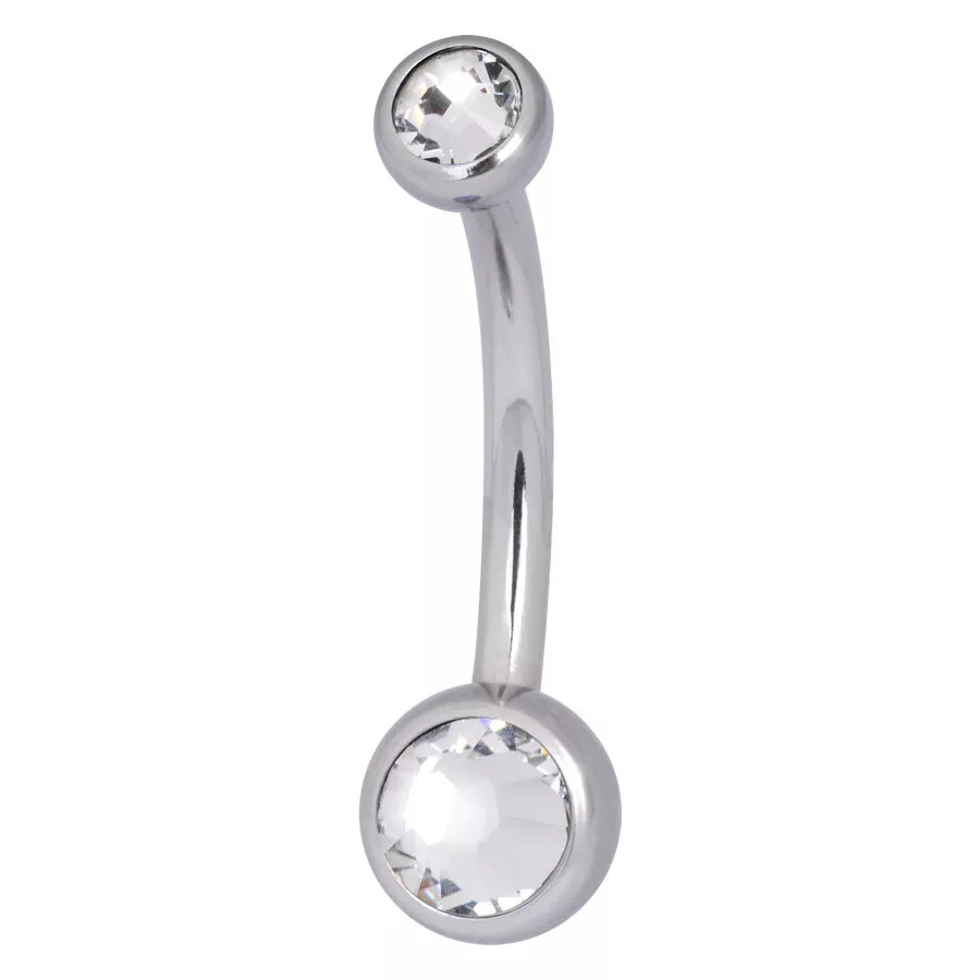 Piercing a banana in argento con due cristalli chiari su sfondo bianco