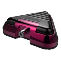 Pedale triangolare in alluminio, rosa e nero, su sfondo bianco