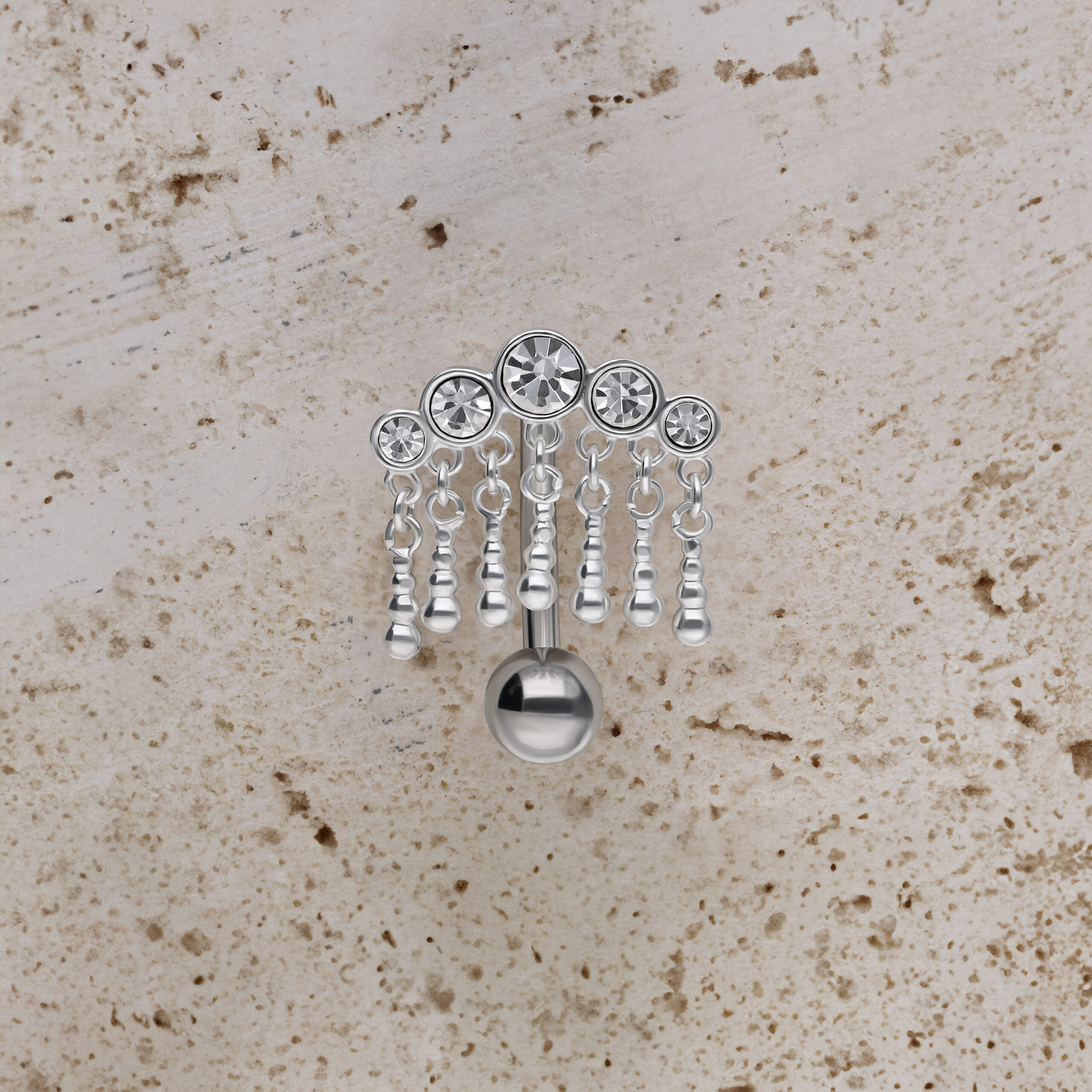 Micro Bananabell in argento con cinque cristalli pendenti su sfondo chiaro