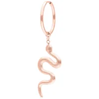 Orecchini in oro rosa con pendente a forma di serpente su sfondo bianco