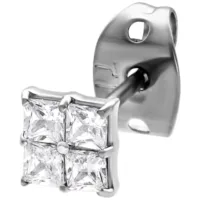 Orecchini color argento con cristalli quadrati su sfondo bianco