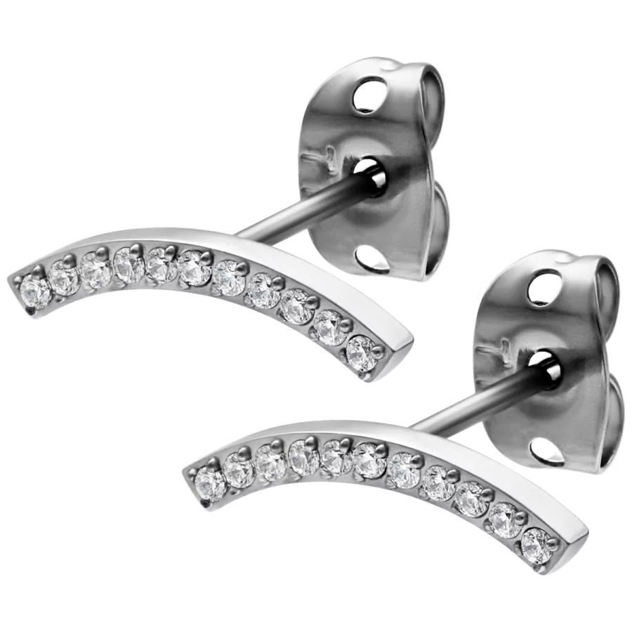 Coppia di orecchini argento con cristalli chiari su sfondo bianco