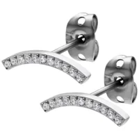Coppia di orecchini argento con cristalli chiari su sfondo bianco