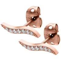 Orecchini in oro rosa con cristalli scintillanti su sfondo bianco