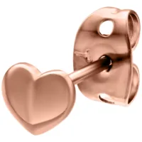 Orecchini a cuore in oro rosa su sfondo bianco, lucidati a specchio