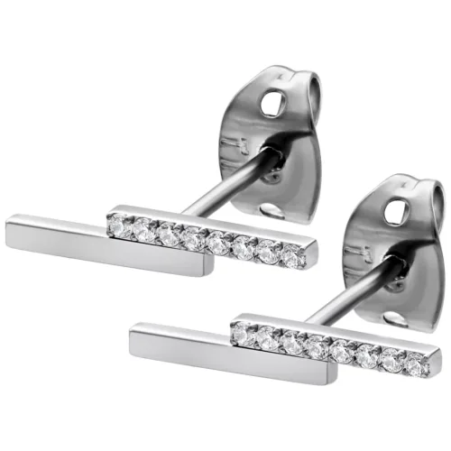 Orecchini d'argento con barra di cristallo orizzontale su sfondo bianco