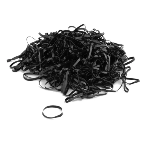 Mucchio di fasce elastiche in silicone nere su sfondo bianco