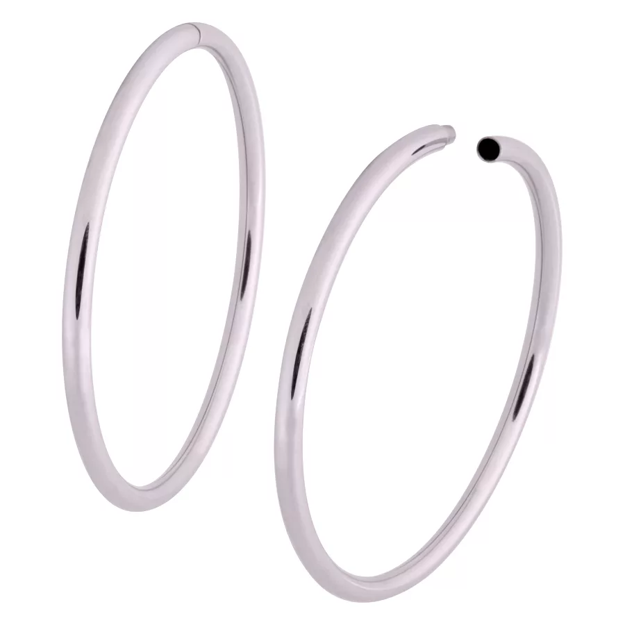 Due orecchini Hollowed Hoop in oro rosa su sfondo bianco