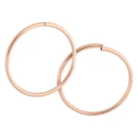 Coppia di cerchi in oro rosa in acciaio chirurgico su sfondo bianco