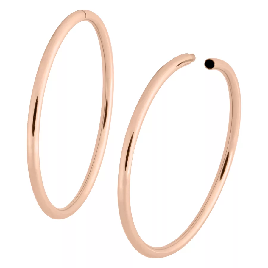 Due orecchini in oro rosa in acciaio chirurgico 316L su sfondo bianco