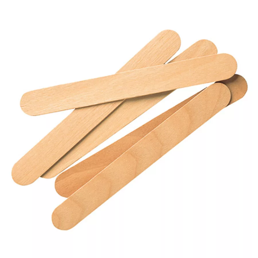 Spatole di legno di betulla naturali su sfondo bianco