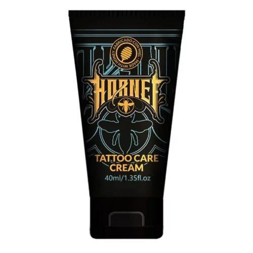 Tubo nero della crema per tatuaggi Hornet con 40 ml di contenuto su sfondo bianco