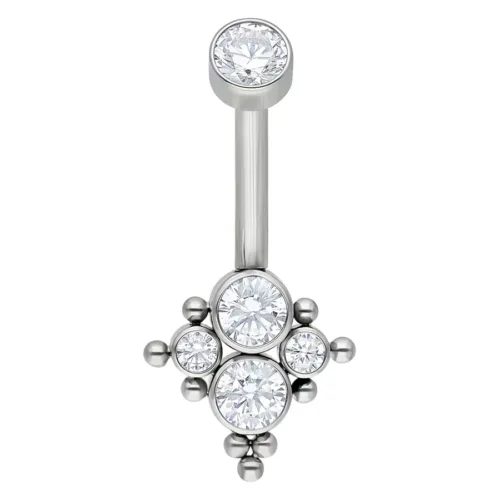 Piercing a banana in titanio argentato con cristalli chiari su sfondo bianco