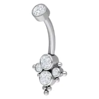 Piercing all'ombelico in titanio argento con cristalli chiari su sfondo bianco