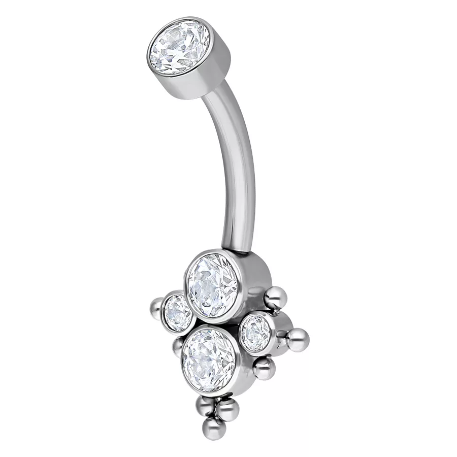 Piercing all'ombelico in titanio argento con cristalli chiari su sfondo bianco