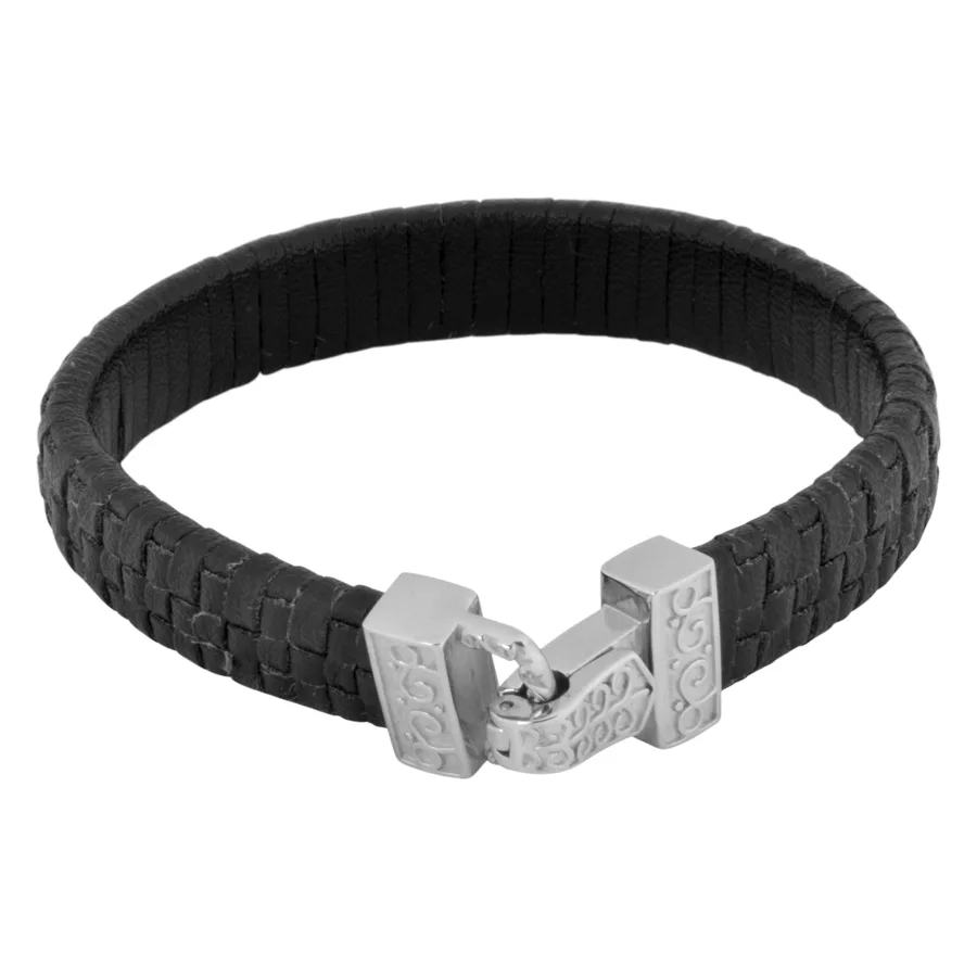 Bracciale in pelle nera con chiusura in acciaio Bracciale in pelle intrecciata nera con chiusura in acciaio chirurgico argentato su sfondo bianco