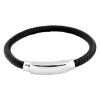 Braccialetto in pelle intrecciata nera con acciaio Braccialetto in pelle intrecciata nera con chiusura in acciaio lucido su sfondo bianco