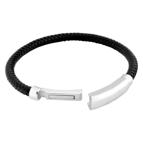 Bracciale intrecciato nero in pelle con chiusura in acciaio lucido su sfondo bianco