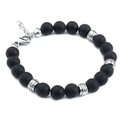Bracciale nero con perle opache e anelli argentati su sfondo bianco