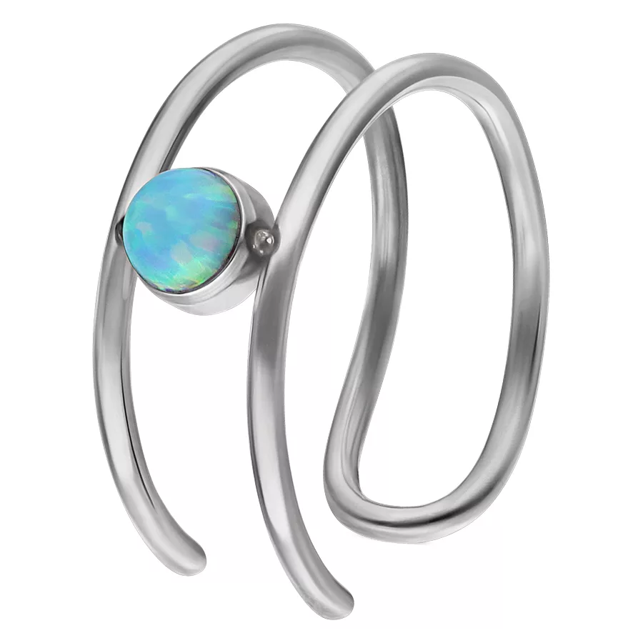 Lipcuff in argento in acciaio chirurgico con pietra opale blu su sfondo bianco