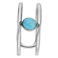 Earcuff in argento in acciaio chirurgico con opale blu su sfondo bianco