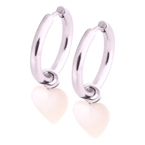 Orecchini a cerchio in argento con pendente bianco a forma di cuore su sfondo bianco