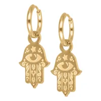 Due orecchini dorati Hamsa Hand in acciaio chirurgico su sfondo bianco