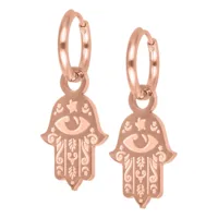 Creolen in oro rosa con ciondolo Hamsa su sfondo bianco