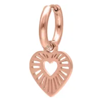 Orecchini a cuore in oro rosa con chiusura a scatto su sfondo bianco
