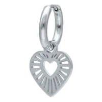 Orecchini a cerchio in argento con pendente a forma di cuore su sfondo bianco