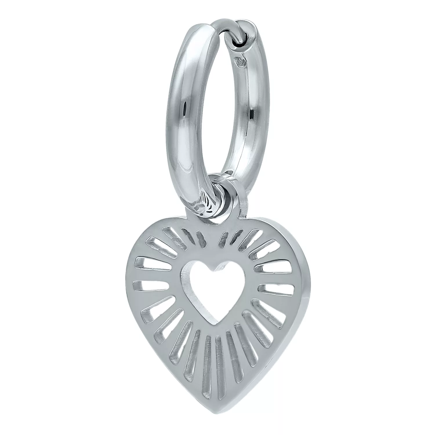 Orecchini a cerchio in argento con pendente a forma di cuore su sfondo bianco