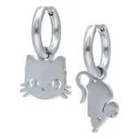 Coppia di cerchi d'argento con ciondoli gatto e topo su sfondo bianco