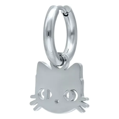 Orecchini a cerchio d'argento con ciondolo a forma di gatto lucente su sfondo bianco